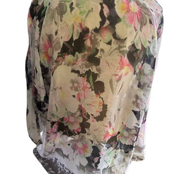Ellen Tracy Women’s Semi Sheer Floral Blouse. Size XL - Picture 7 of 8